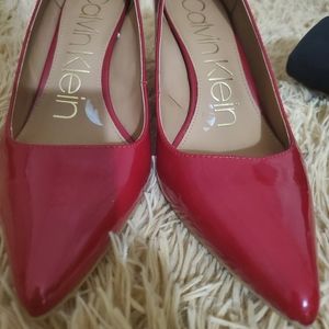 Sz 8.5 Calvin Klein red pumps